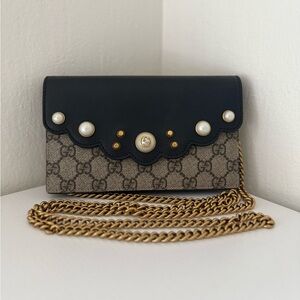 GUCCI GG Supreme Pearl Peony Scallop Wallet on Chain